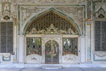 Topkapi-Palast, Imperialer Rat, Eingang mit vergoldeten Gittern